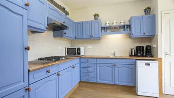 Een vaatwasser, een koffiezetapparaat/waterkoker, een broodrooster