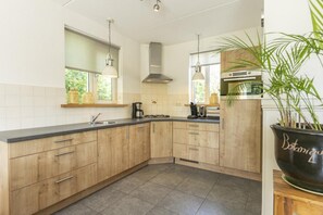 Oppvaskmaskin, kaffetrakter/tekoker, brødrister og høy barnestol