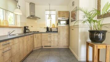 Astianpesukone, kahvin-/teenkeitin, leivänpaahdin, syöttötuoli