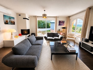 Smart TV, chimenea, videojuegos y libros