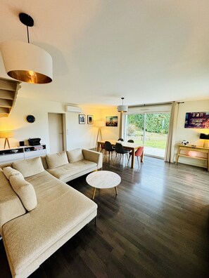 Smart-TV, Kamin, Videospiele, Bücher