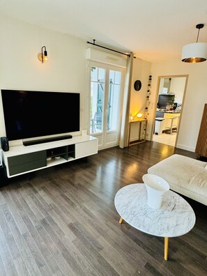 Smart-TV, Kamin, Videospiele, Bücher