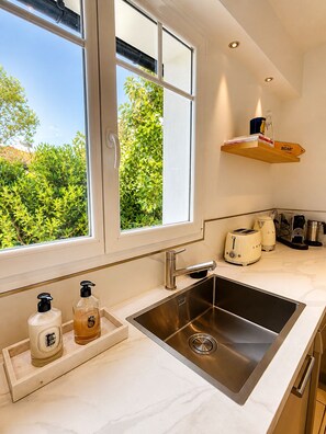 Fridge, microwave, oven, stovetop - Magnifique Maison Moderne à Bidart - 15min à Pieds du Centre et de la Plage (Bidart)