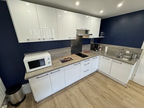 Fridge, microwave, stovetop, coffee/tea maker - Appartement Cosy - Les Régates (Courseulles-sur-Mer)