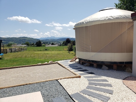 Terrace/patio. Yourte à 15 Minutes du lac de Paladru. Vue sur les Montagnes, Dépaysement Assuré