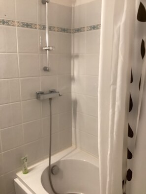 Douche, sèche-cheveux, serviettes fournies