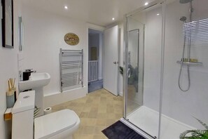 Hair dryer, towels, soap, toilet paper - Beautiful London SW12, Flat (London)