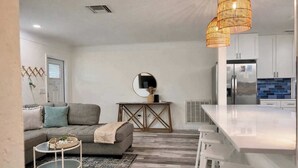 Living area - Private Pool + 2 King Beds | 8 Min to IRB (Largo)