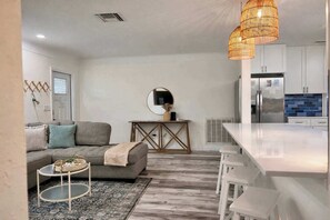 Télévision, cheminée, livres, espaces bureaux