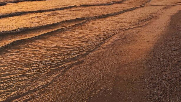 A beach with waves and a sunset. - Private Pool + 2 King Beds | 8 Min to IRB (Largo)