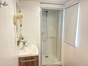 Comfort Mobile Home, 2 Bedrooms | Bathroom | Free toiletries - VILLAGGIO EDY (Diano Marina)