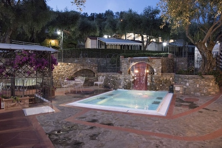 Una piscina al aire libre de temporada, sillones reclinables de piscina