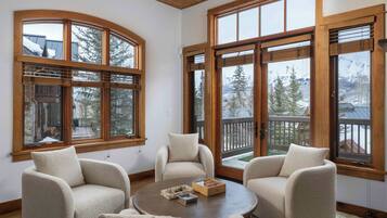 Télévision, cheminée, imprimantes