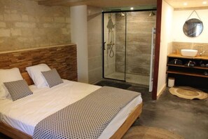 3 bedrooms, iron/ironing board, WiFi, bed sheets - Old 19th century mill in the heart of a pretty village (Vibrac)