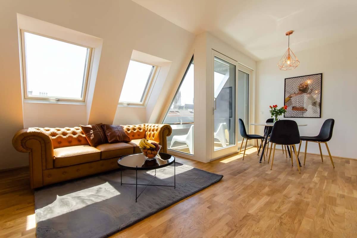 Appartement, 1 chambre, balcon | Coin séjour | TV connectée de 40 pouces avec chaînes par câble, chauffage par le sol