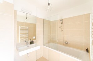 Bathtub, hair dryer, towels, soap - Grand Quarters City Residence (Vienna)