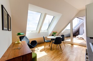 Penthouse Apartment with Balcony | 房內用餐