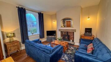 Smart TV, fireplace, books, stereo