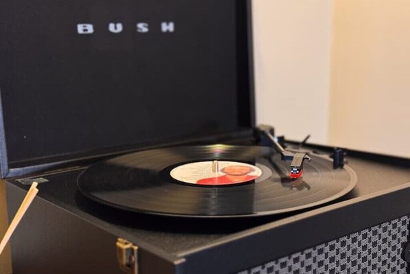 Een draaitafel met een vinylplaat erop.