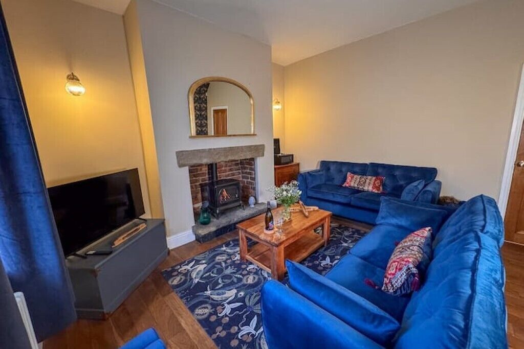 Smart TV, fireplace, books, stereo