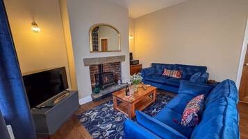 Smart TV, fireplace, books, stereo