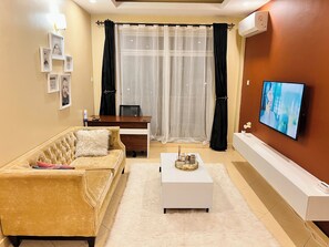 Een smart-tv en een computerscherm