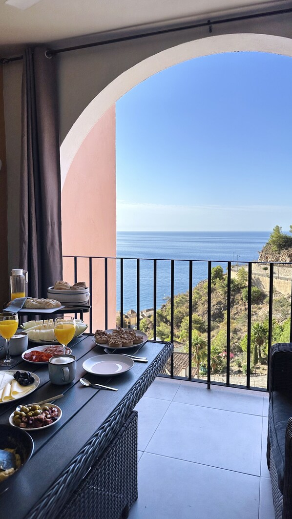 Outdoor dining - @pascalsplace (Almuñécar)