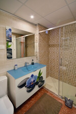 Een douche, een haardroger, handdoeken