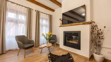 Smart TV, fireplace