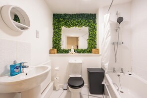 Secador de cabelo, toalhas de banho, sabonete, shampoo
