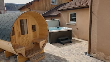 Bañera de hidromasaje al aire libre