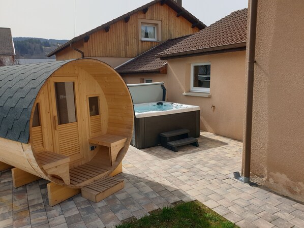 Outdoor spa tub - A 300m DU LAC ET DU Centre Ville LA Maison DE Noemia (Gérardmer)