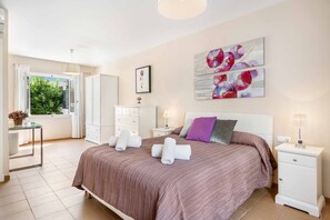 3 slaapkamers, een strijkplank/strijkijzer, wifi, beddengoed