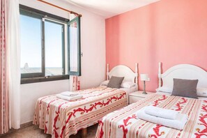 3 chambres, fer et planche à repasser, Wi-Fi, draps fournis