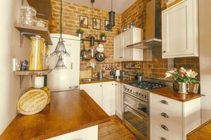 Kühlschrank, Ofen, Herdplatte, Wasserkocher