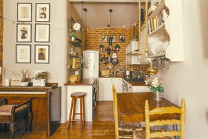 Fridge, oven, stovetop, electric kettle