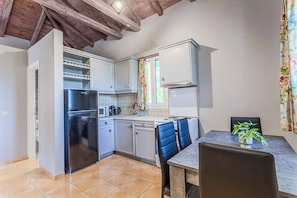Refrigerador, microondas y horno 