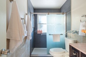 Douche, serviettes fournies, savon, shampoing
