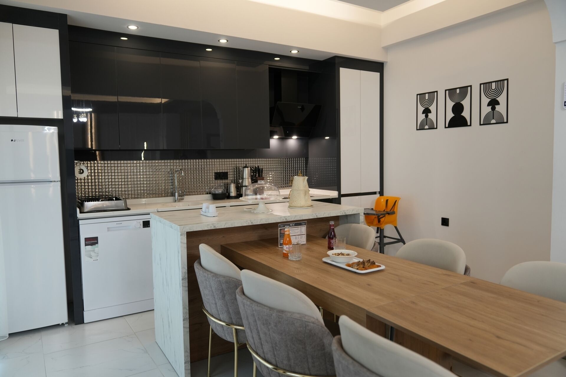 Full-sized fridge, oven, stovetop, dishwasher