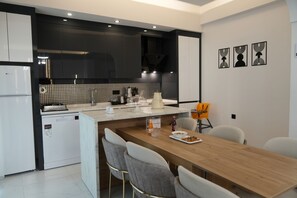 Full-sized fridge, oven, stovetop, dishwasher