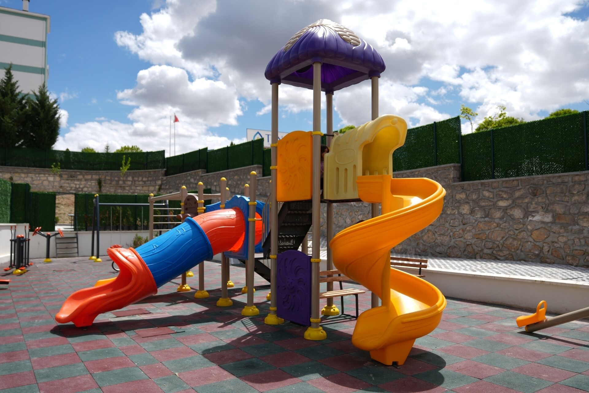 Un parque infantil con toboganes y estructuras para escalar.