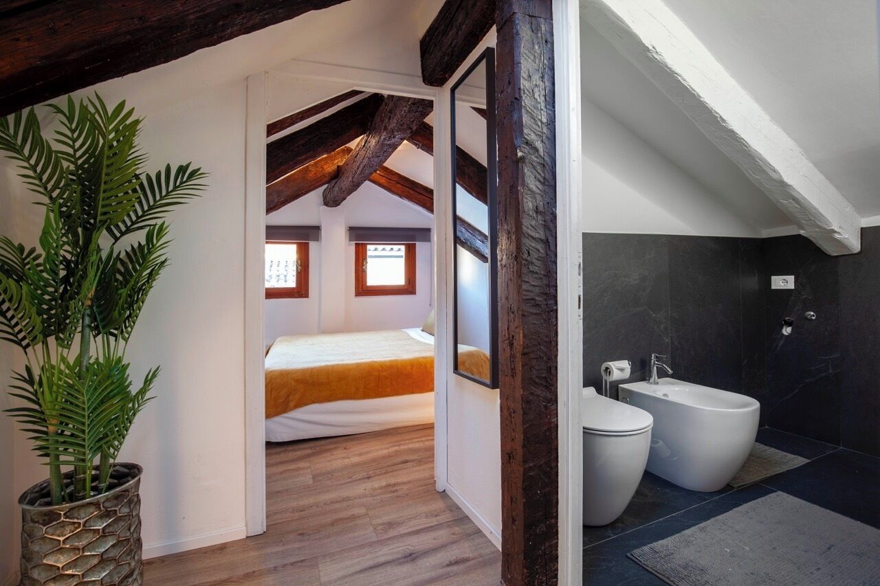 Mansarda | Bagno | Doccia, soffione a pioggia, set di cortesia gratuito, asciugacapelli