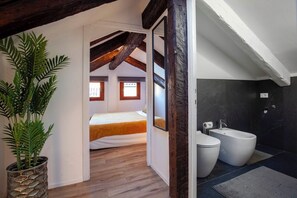 Mansarda | 浴室 | 淋浴设施、大花洒淋浴喷头、免费洗浴用品、吹风机