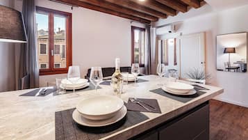 Departamento Deluxe | Cocina privada | Frigobar, microondas, parrilla de estufa y lavavajillas