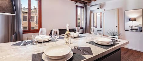 Departamento Deluxe | Cocina privada | Frigobar, microondas, parrilla de estufa y lavavajillas