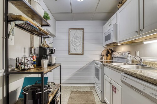 Downtown Gatlinburg ~ 5 Star ~ Modern ~ Walk Everywhere