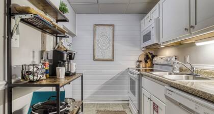 Downtown Gatlinburg ~ 5 Star ~ Modern ~ Walk Everywhere