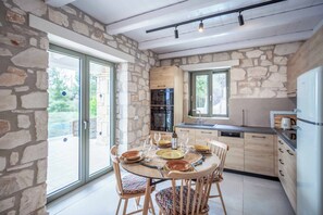 Een koelkast, een microgolfoven, een oven, een vaatwasser