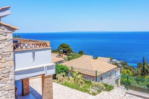 Property grounds - Villa Irini - Two Bedroom Villa, Sleeps 4 (Xirokastello)
