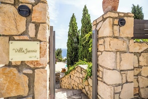 Exterior detail - Villa Yiannis - Two Bedroom Villa, Sleeps 4 (Koridallos)